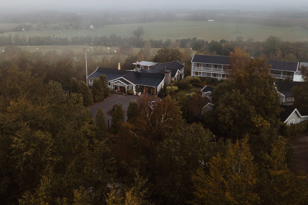 The Lodge Resort & Spa på Romeleåsen – drönarvy över hotellet i Skåne