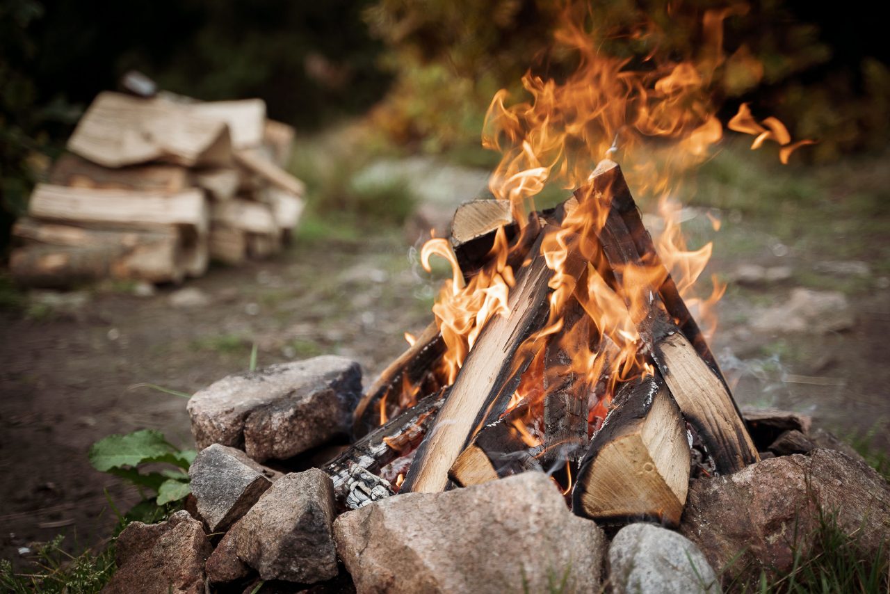Brasa mellan stenarna vid eldplatsen på The Lodge