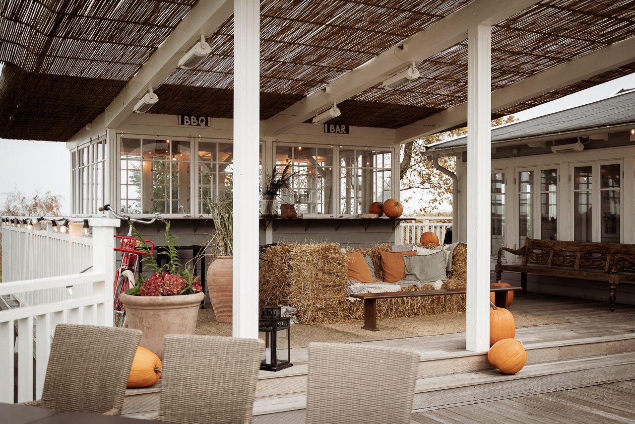 Verandan med höbalar och pumpor på The Lodge