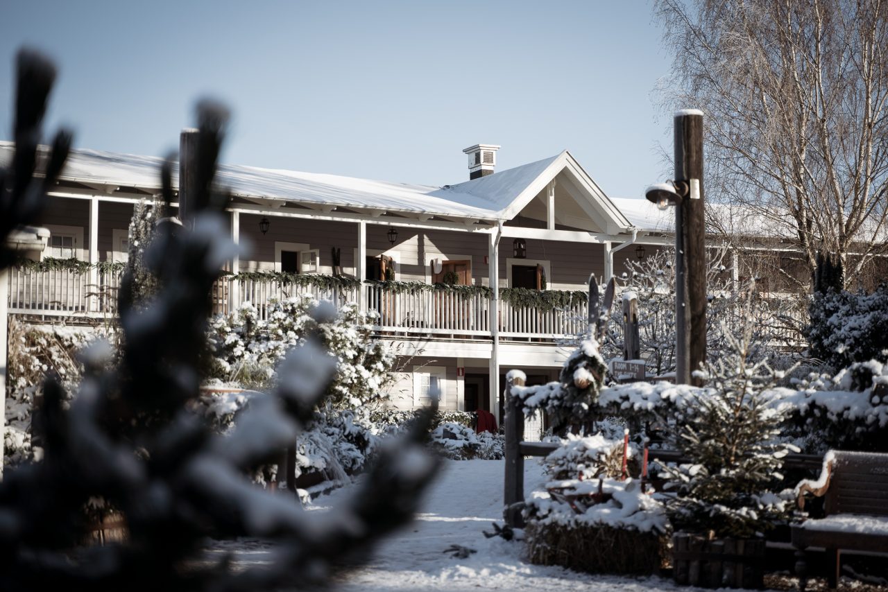 The Lodge med verandan i vinterskrud