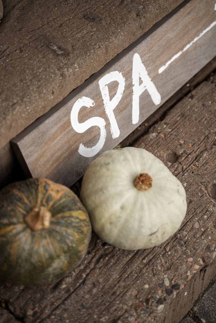 Höstpyntad SPA-skylt med pumpor vid Honulele Spa på The Lodge