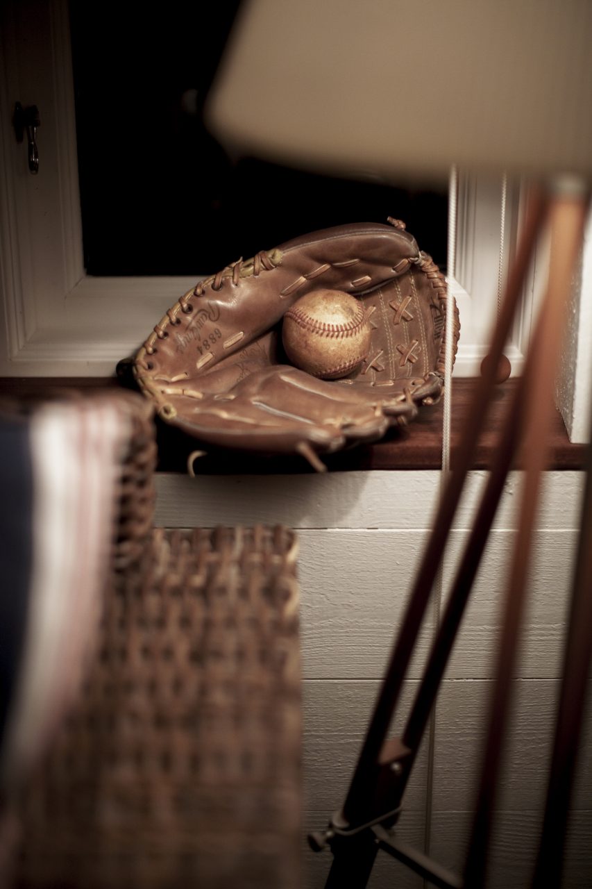 Baseballhandske och boll i fönstret på ett rum på The Lodge – New England-detalj