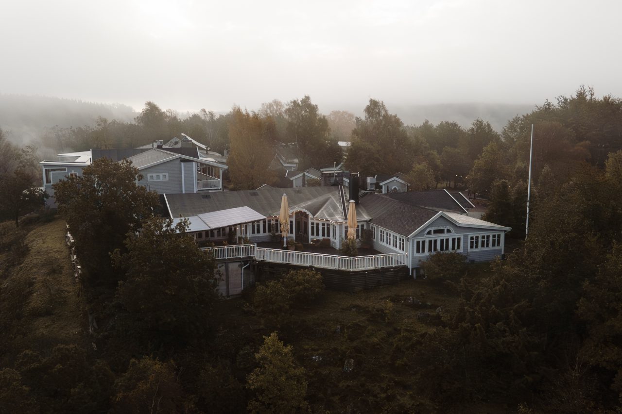 The Lodge Resort & Spa på Romeleåsen – drönarvy över hotellet i Skåne