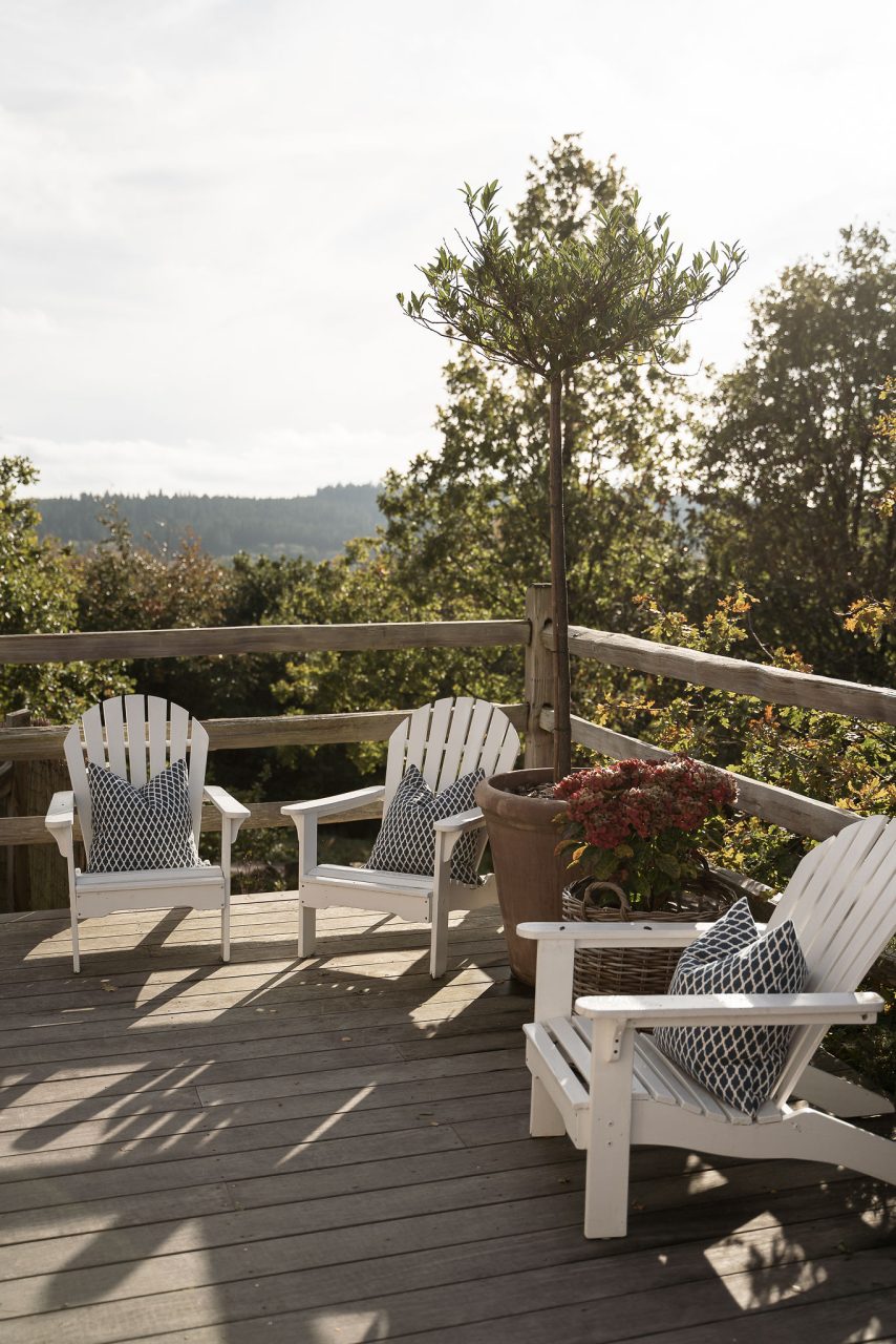 Adirondackstolar på däcket med utsikt på The Lodge
