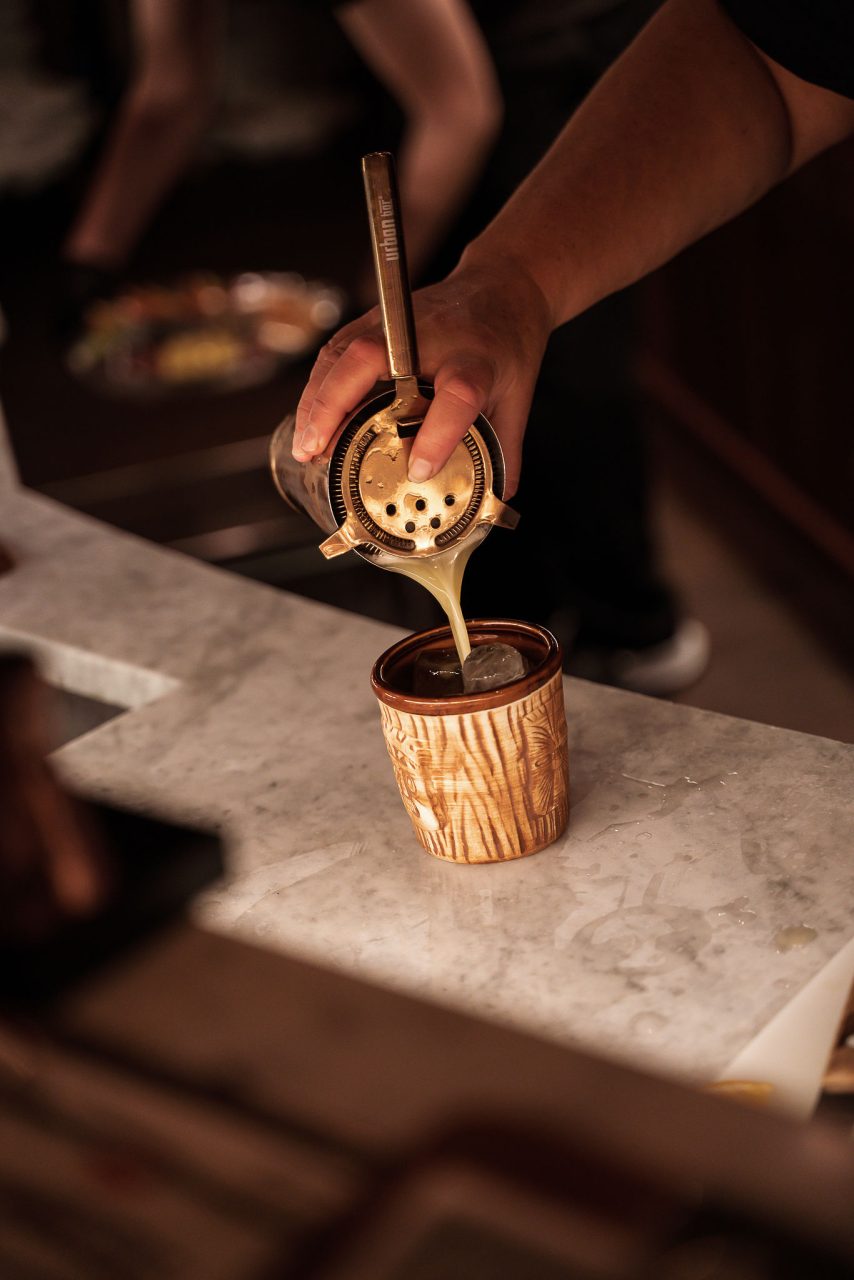 Bartendern gör i ordning en drink på Honulele Spa