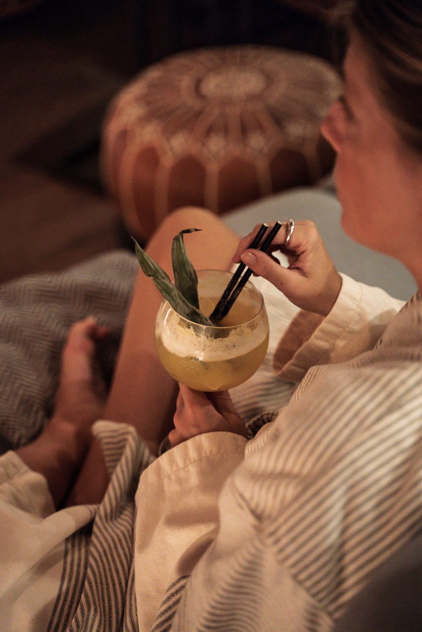Par med drink i badrock på Honulele Spa