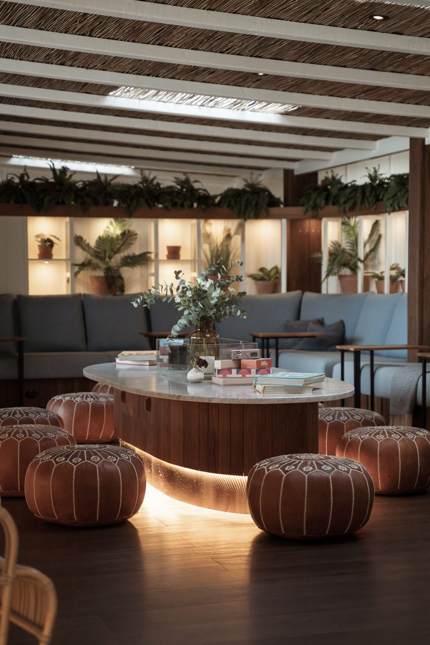 Runda soffan i loungen på Honulele Spa