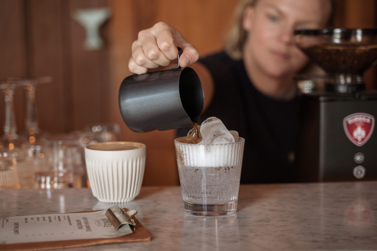 Iskaffe hälls upp på The Lodge