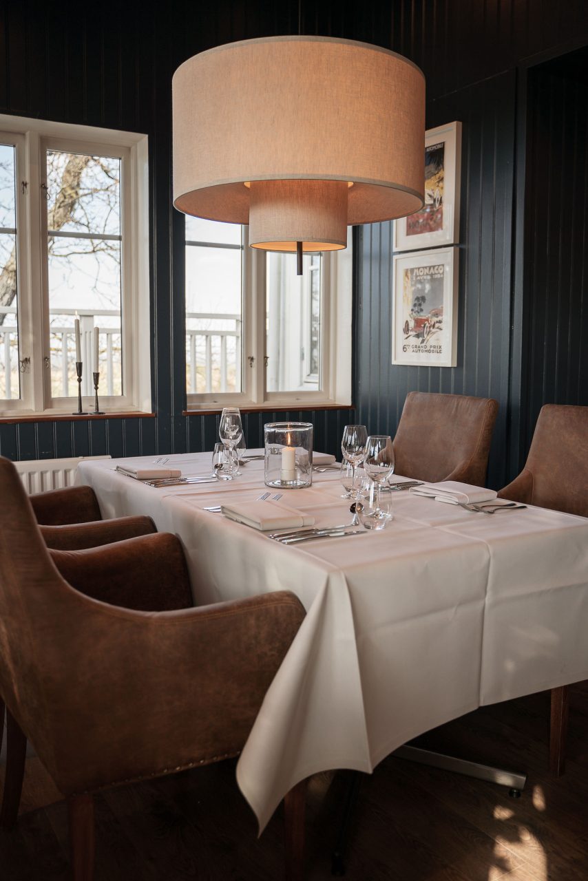 Matsalen i Restaurang Heaven med utsikt över landskapet