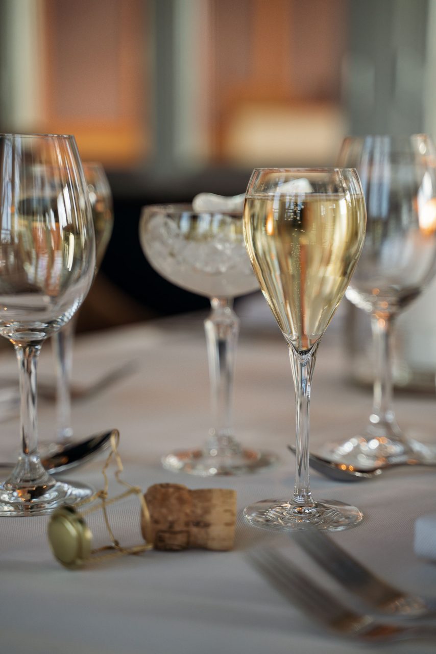 Champagneglas på dukat bord i Restaurang Heaven