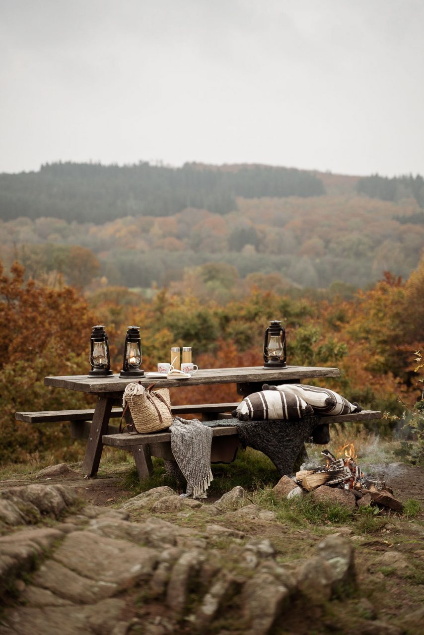 Bord med filtar i höstlandskapet vid The Lodge