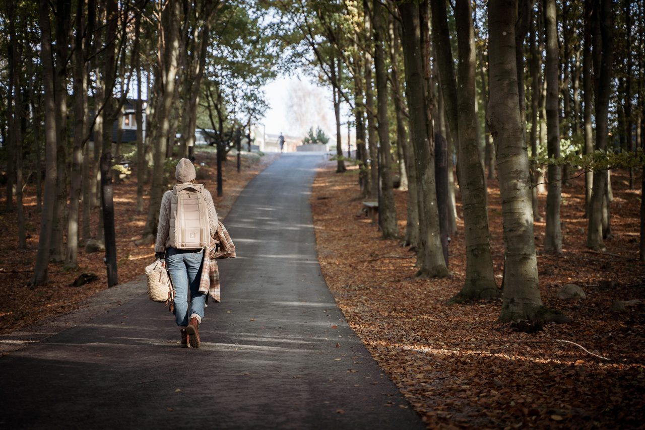 Gäst promenerar i allén till The Lodge