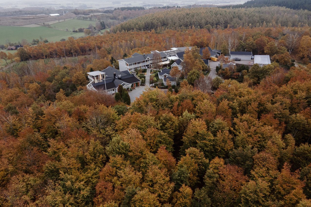 The Lodge från ovan omgivet av höstfärgad skog