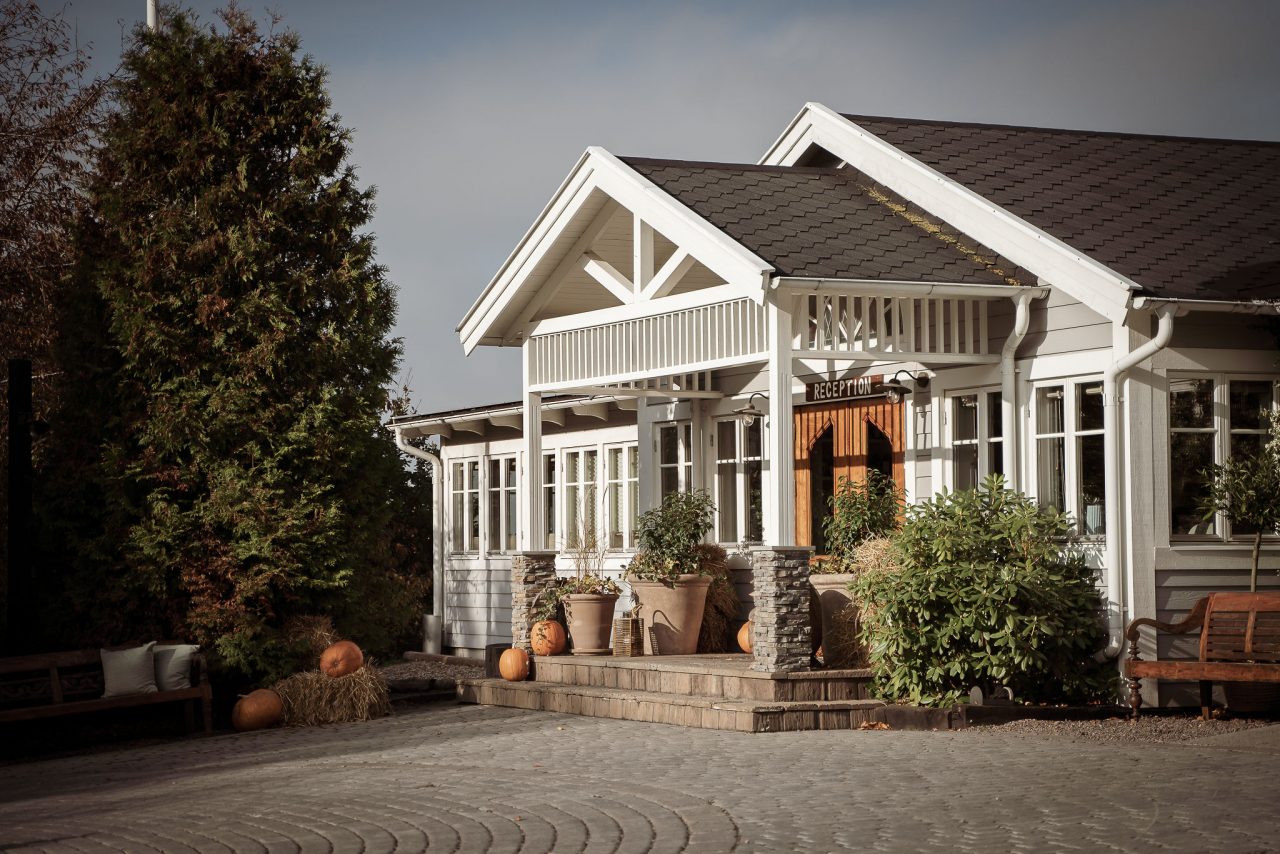 The Lodge i höstljus på Romeleåsen