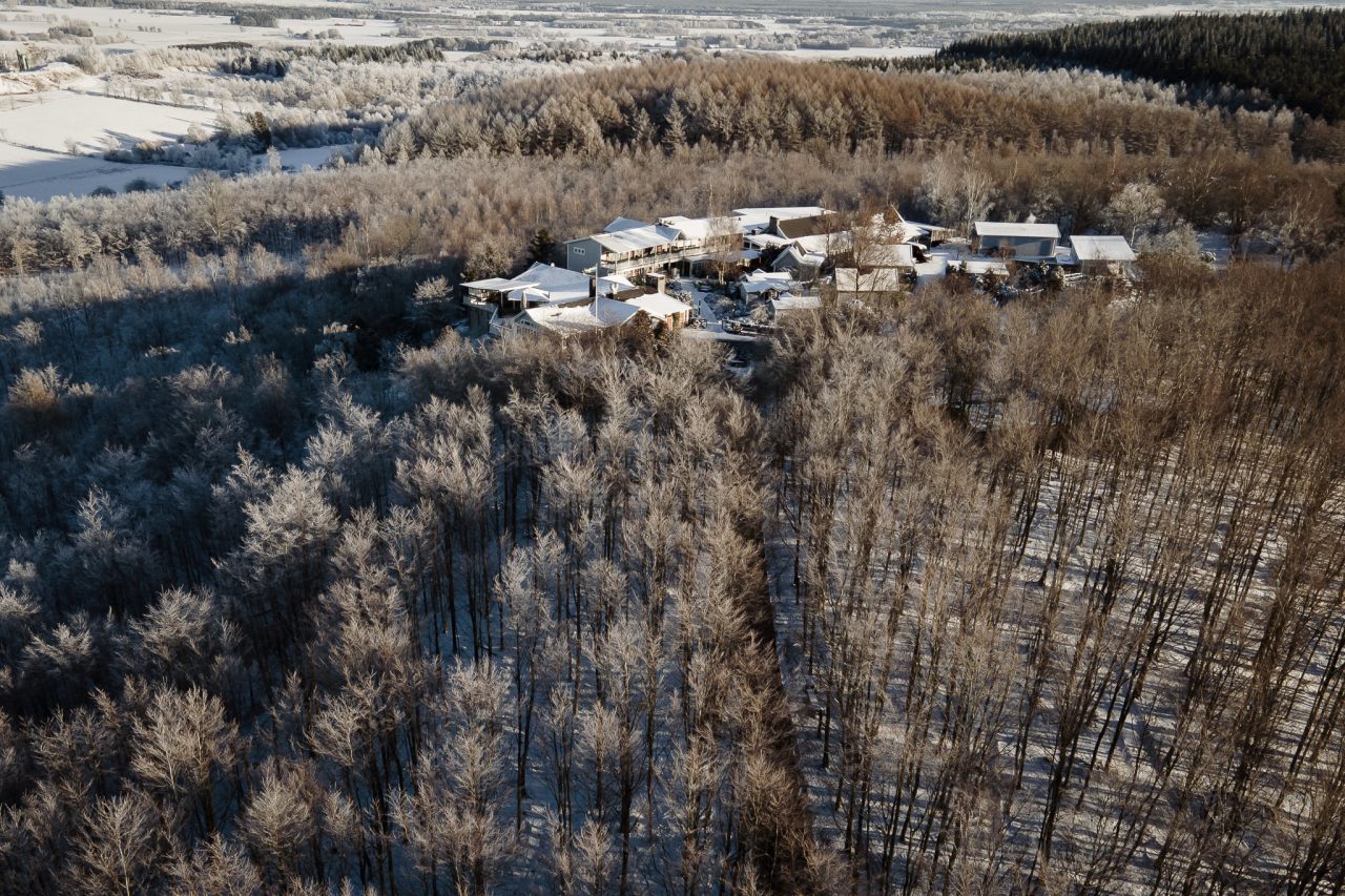The Lodge Resort & Spa på Romeleåsen – drönarvy över hotellet i Skåne