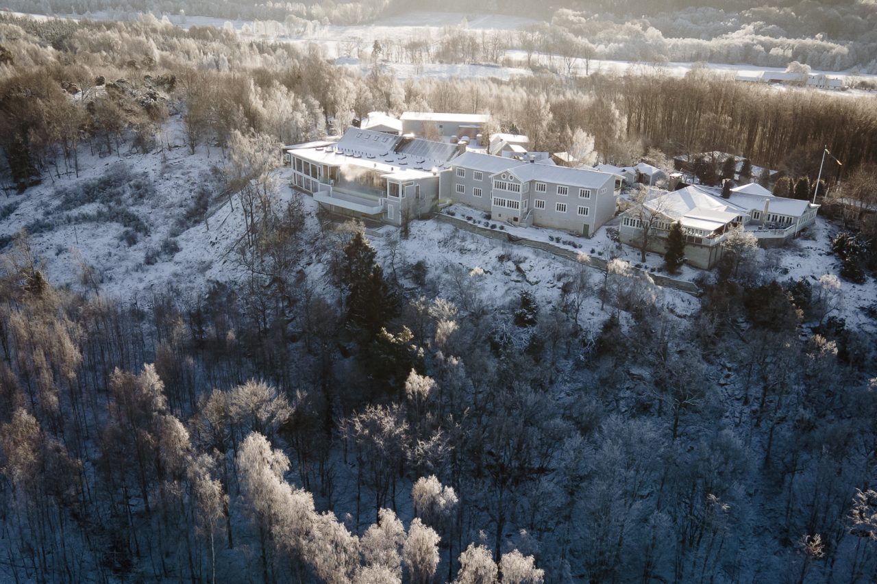 The Lodge Resort & Spa på Romeleåsen – drönarvy över hotellet i Skåne