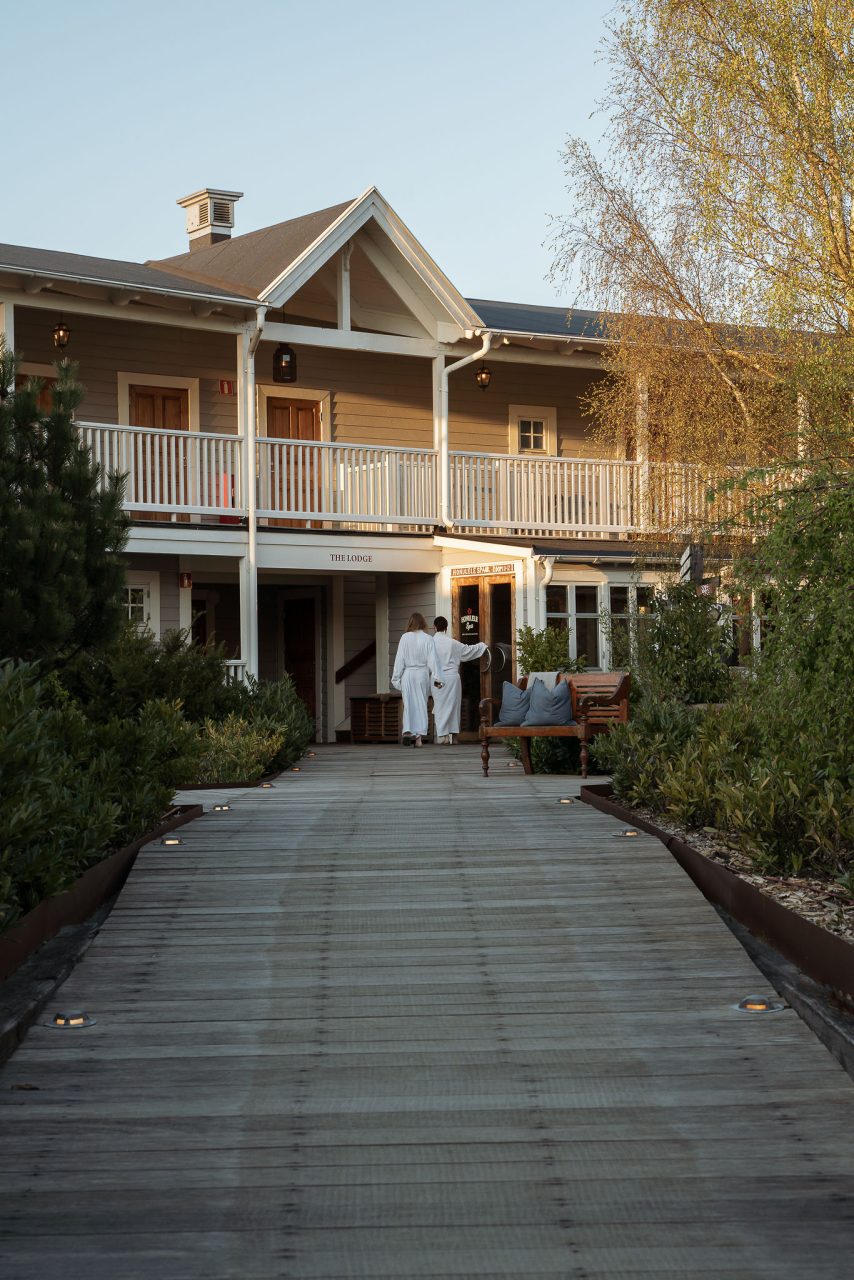Huvudbyggnaden på The Lodge i Skåne