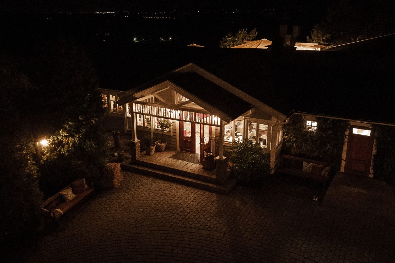 The Lodge Resort & Spa på Romeleåsen – drönarvy över hotellet i Skåne