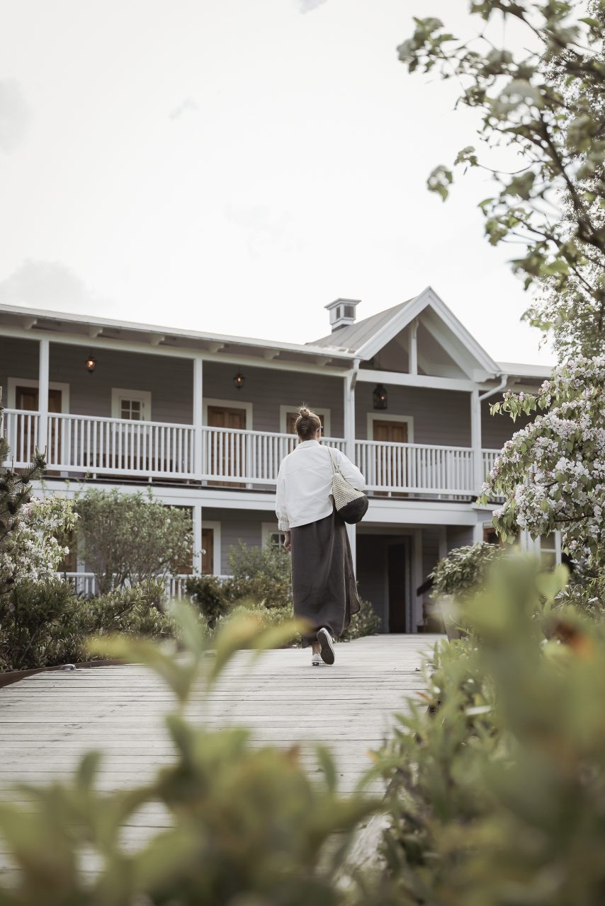 Gäst framför huvudbyggnaden på The Lodge