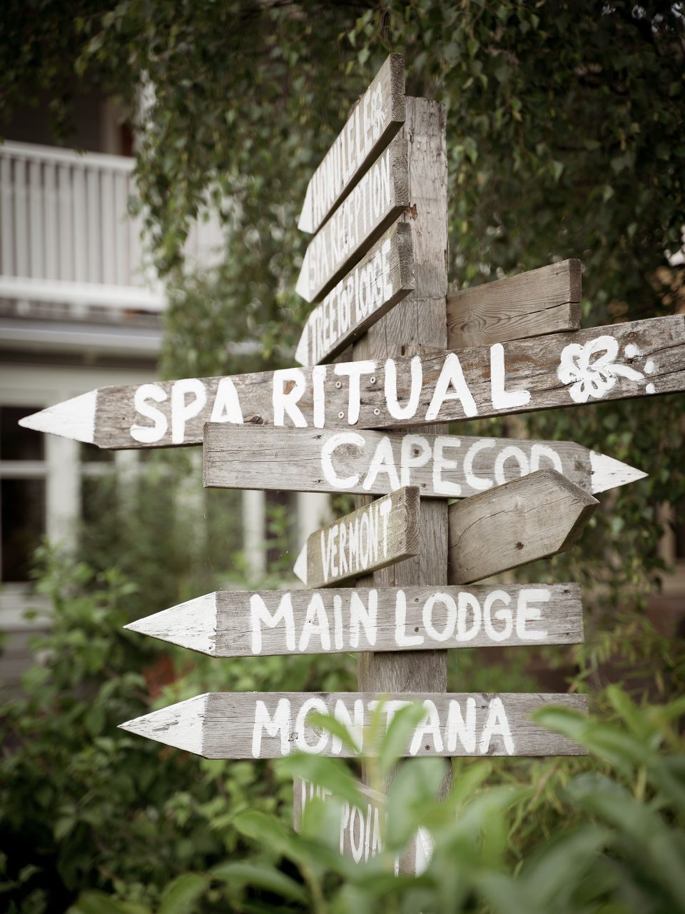 Skyltar mot Spa Ritual, Main Lodge och Montana på The Lodge
