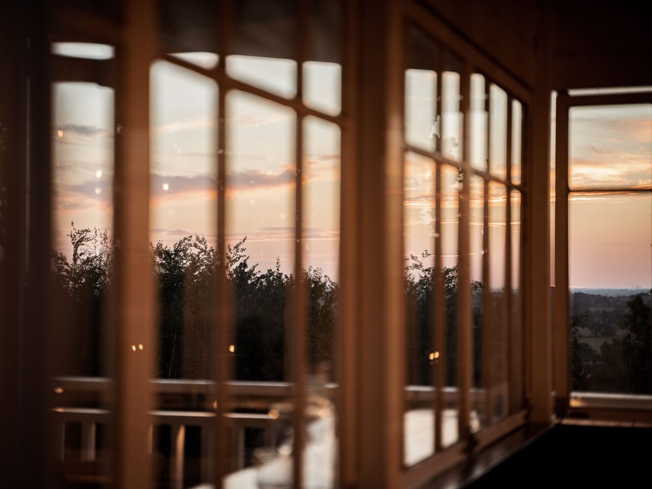 Verandans fönster i kvällsljus på The Lodge