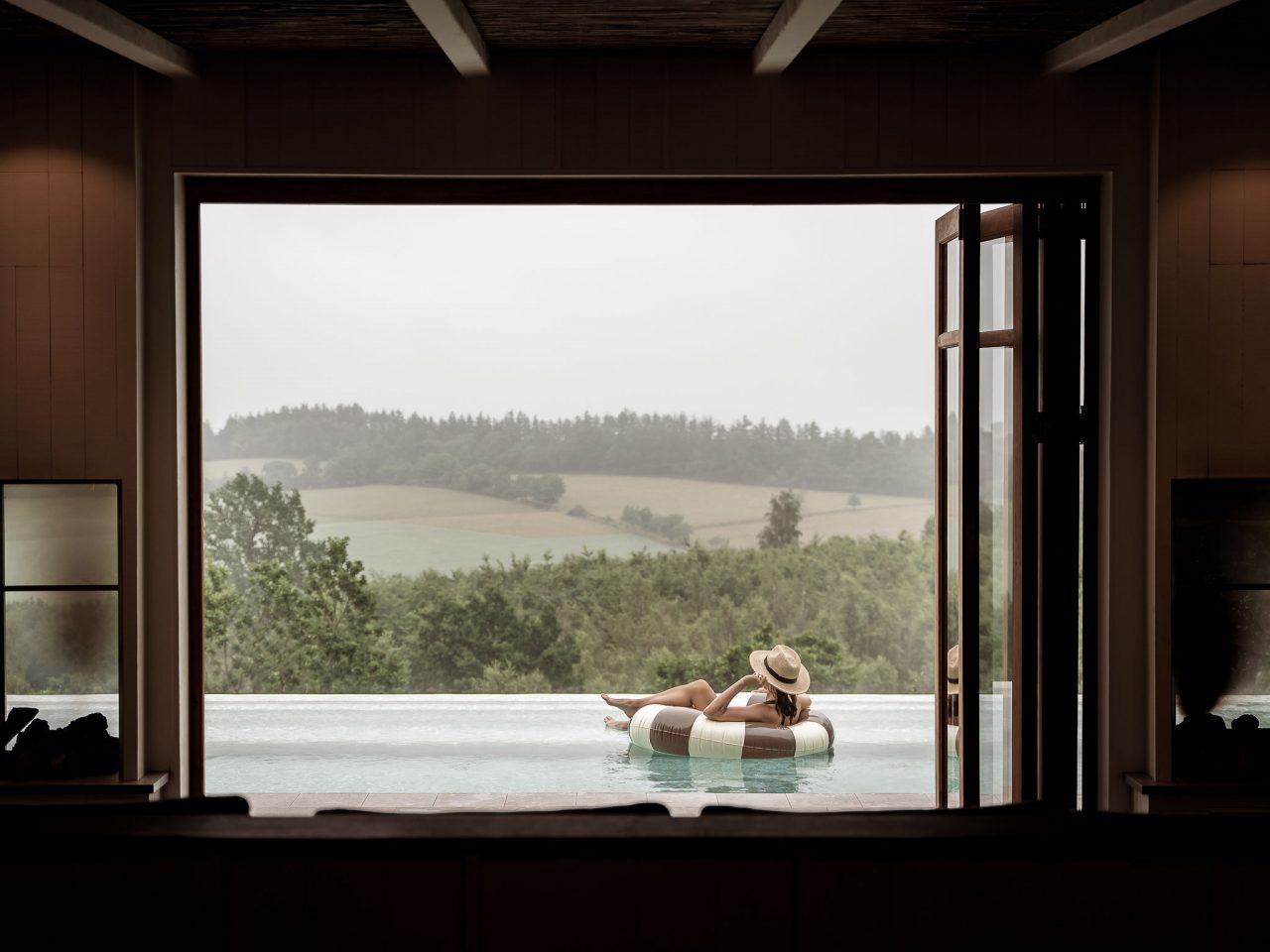 Utsikt från rummet mot poolen på Honulele Spa